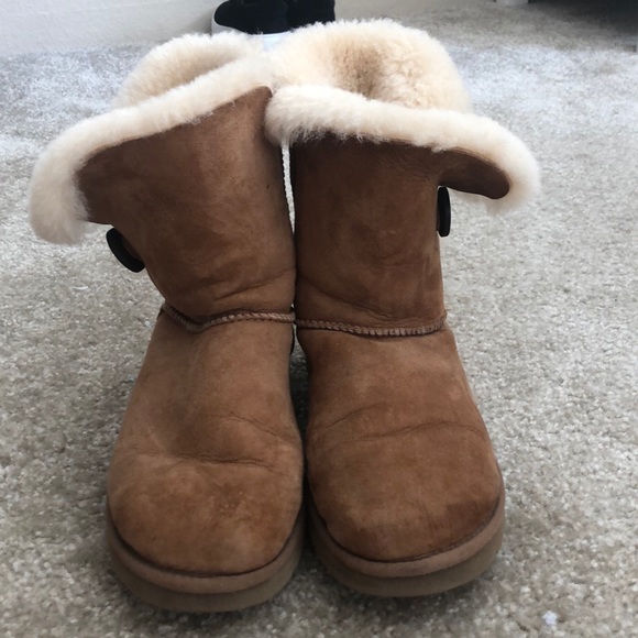 UGGs chestnut bailey button - Picture 3 of 5